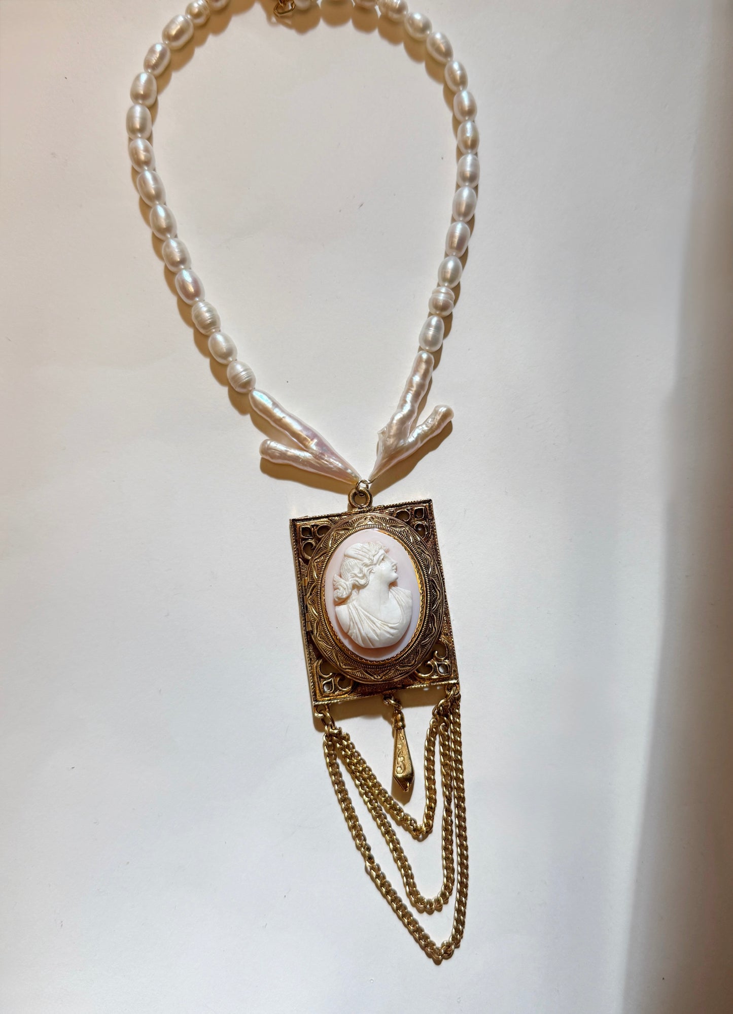 cameo pearl locket necklace