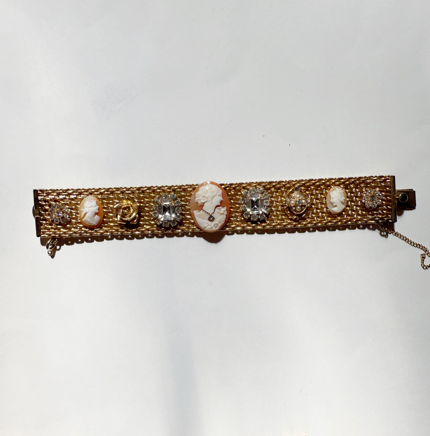 Charming cameo mesh bracelet