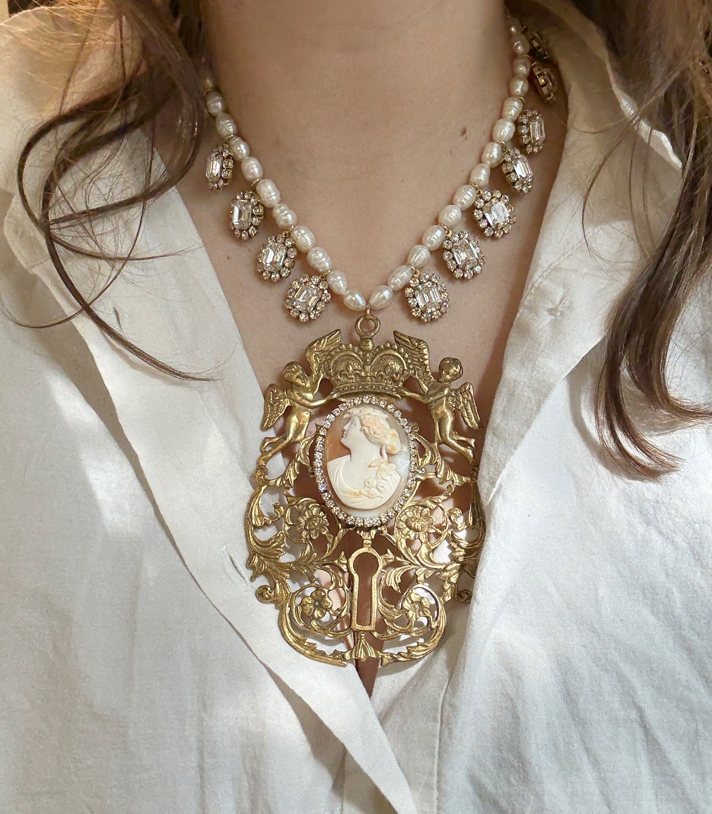 Glimmering cameo necklace