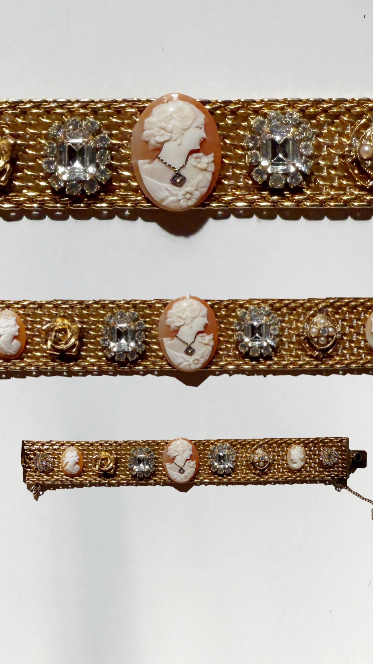 Charming cameo mesh bracelet