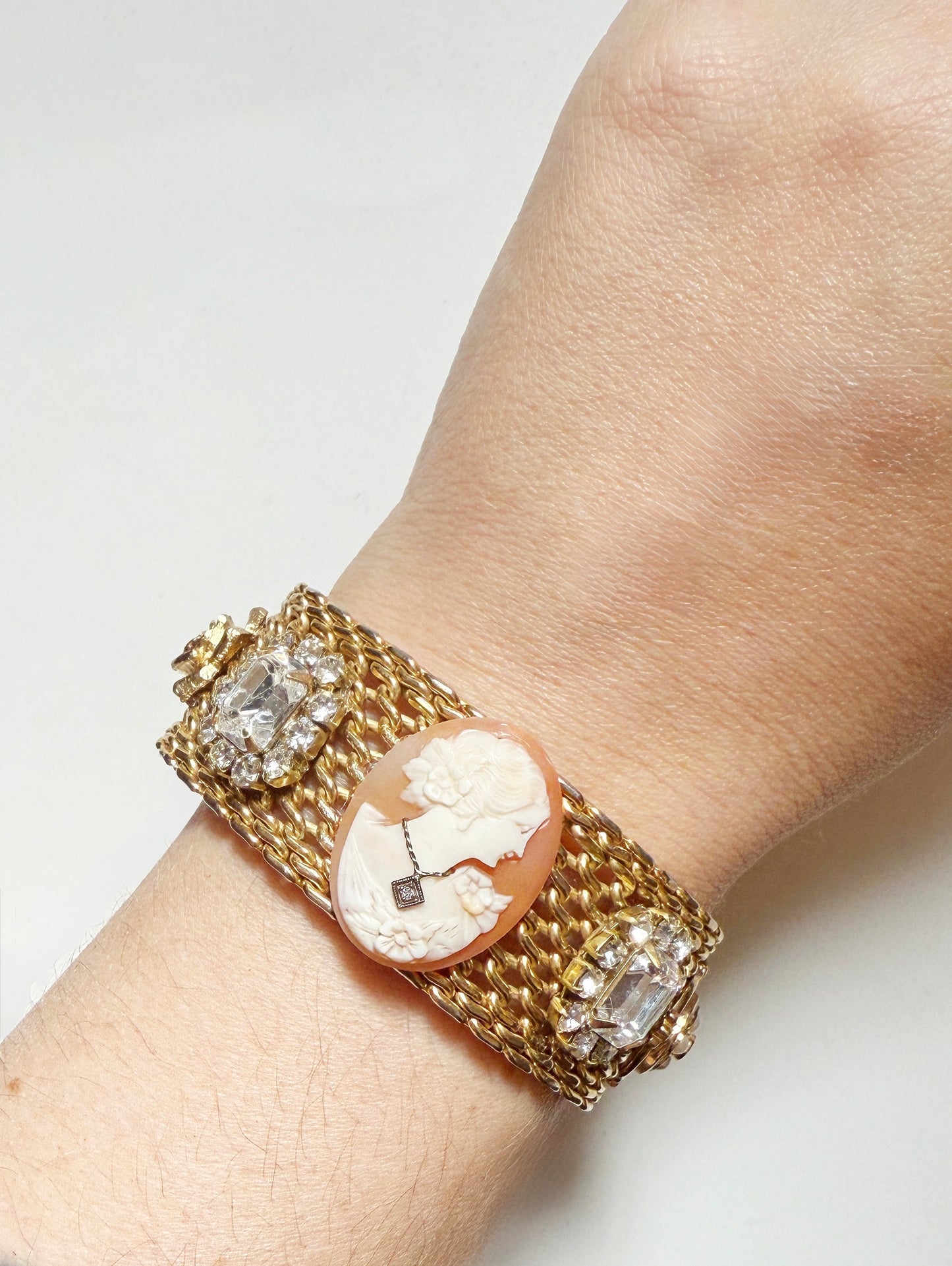 Charming cameo mesh bracelet