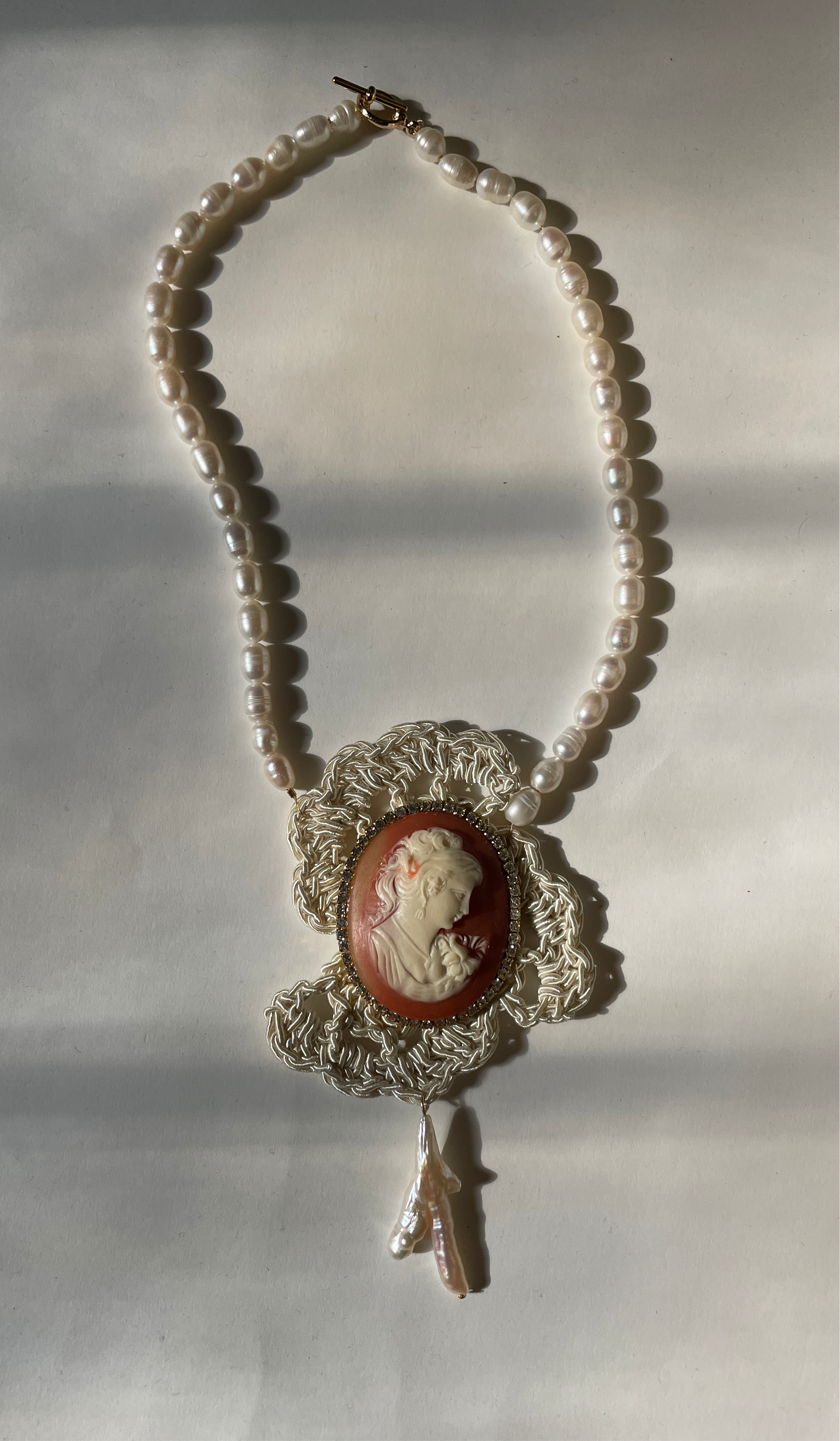 Cameo shell pearl necklace