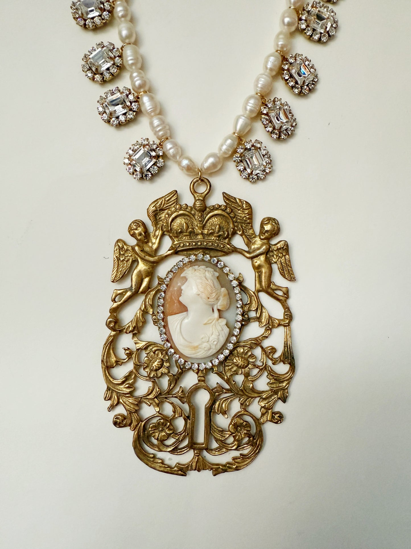 Glimmering cameo necklace