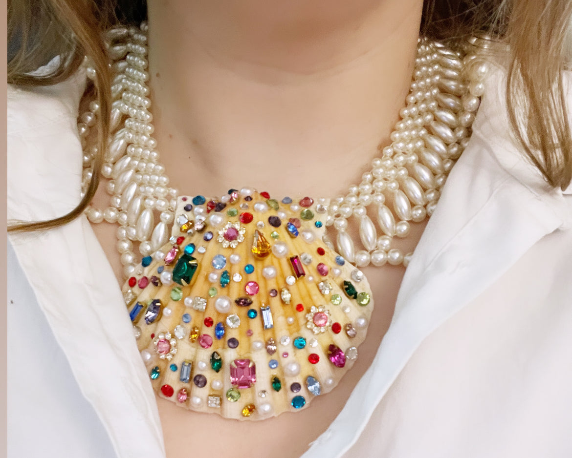 Shelled rhinestone party necklace