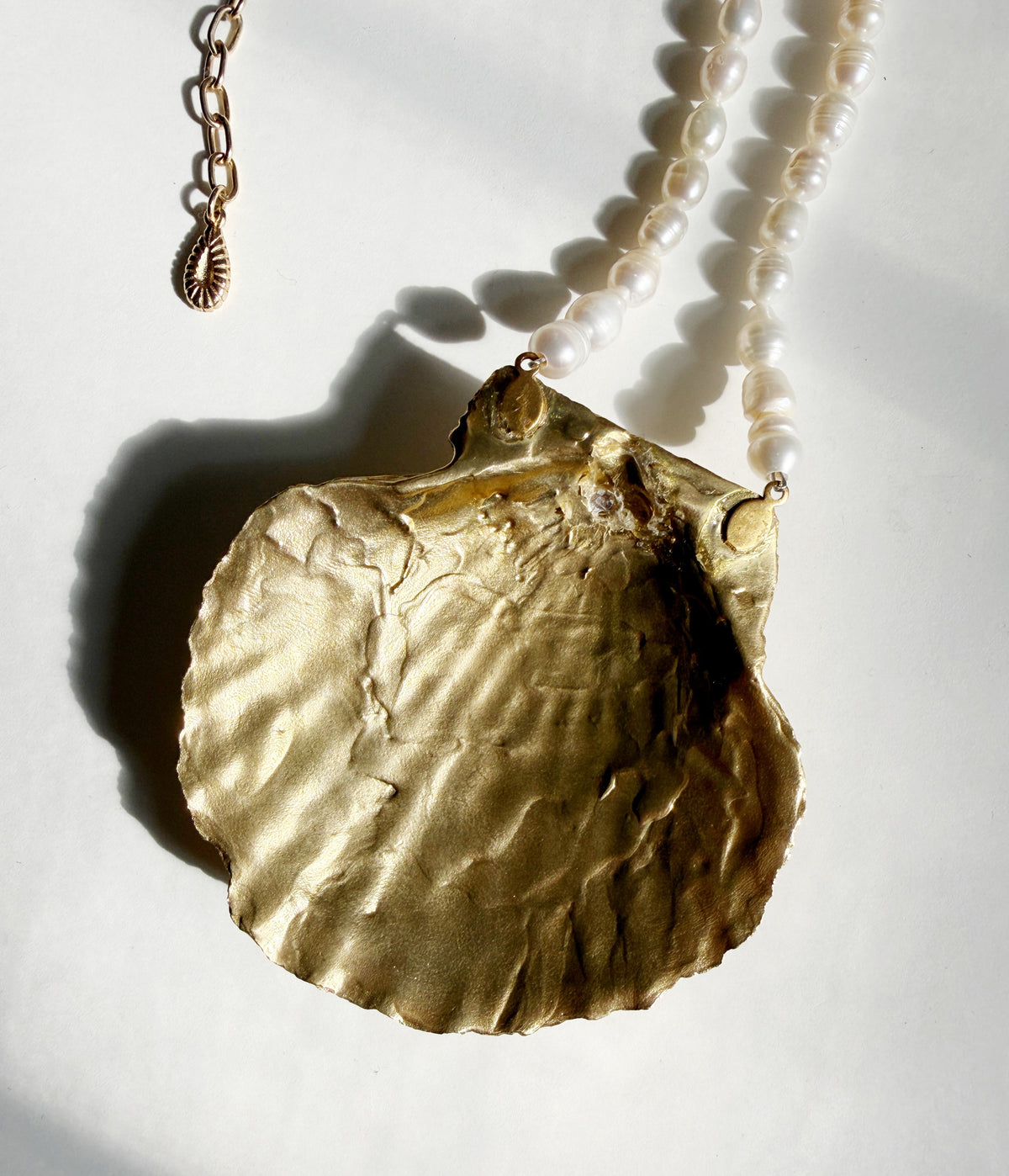 The stolen artifact shell necklace mini