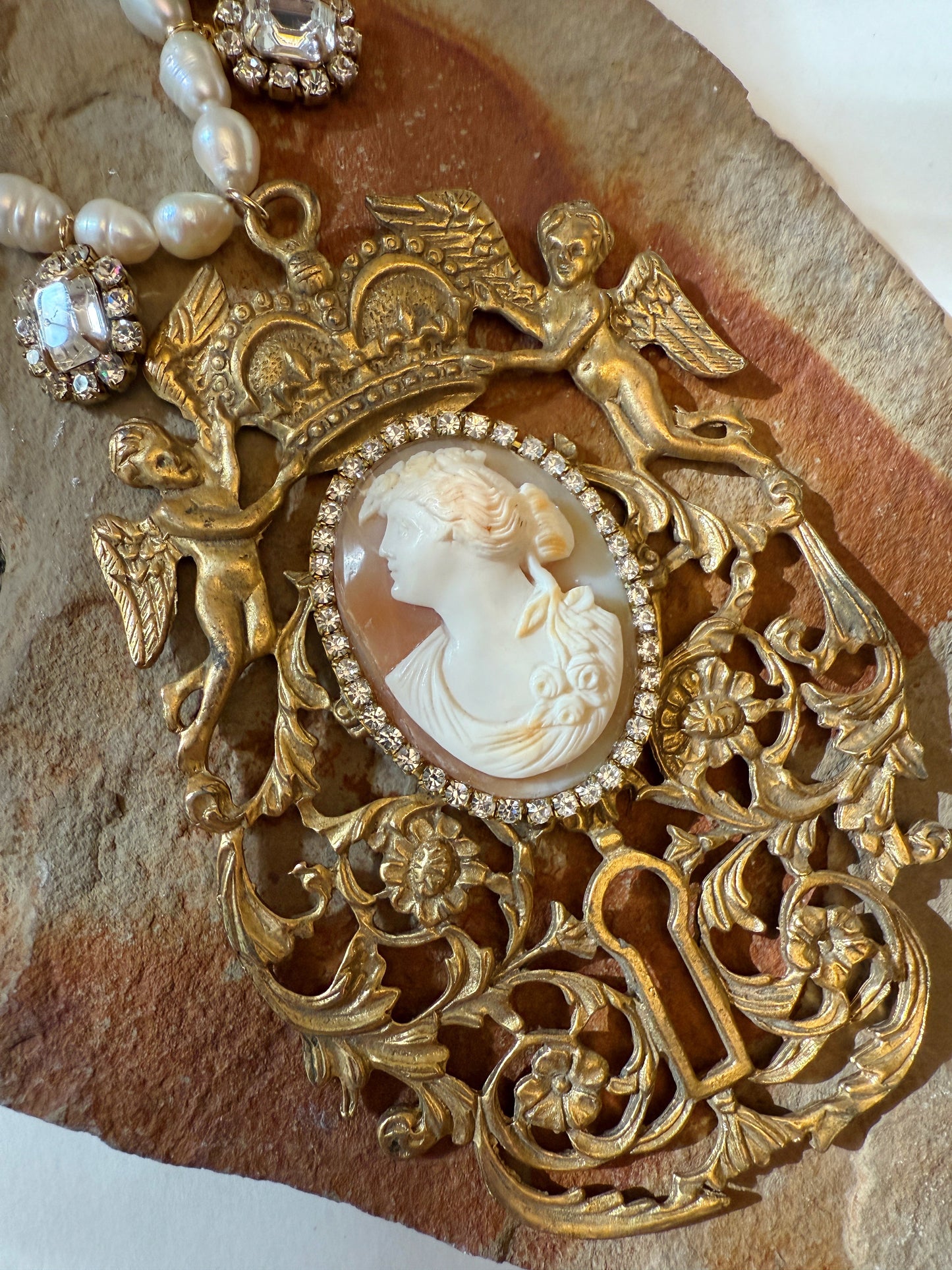 Glimmering cameo necklace