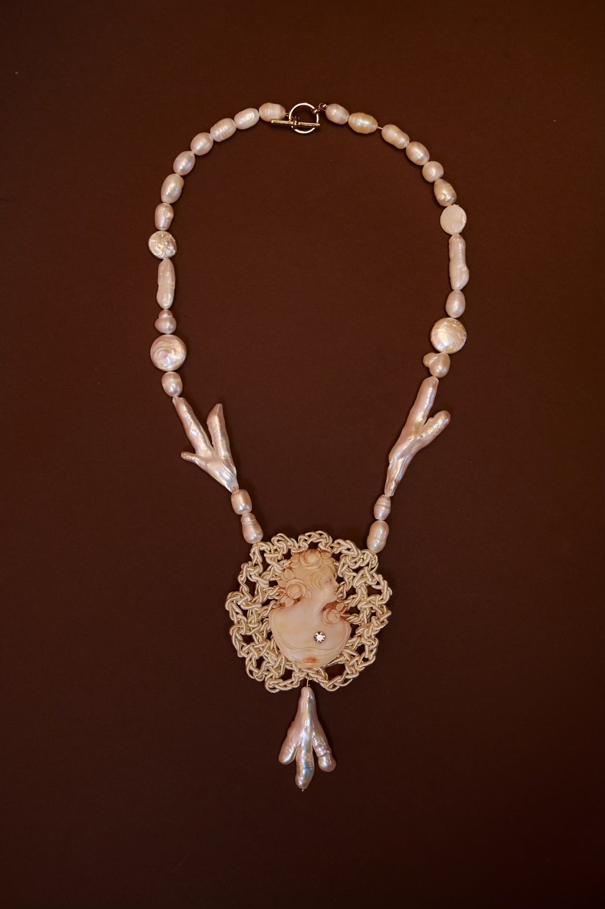 The cameo pearl necklace