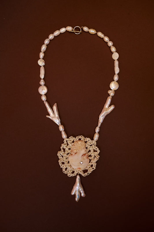 The cameo pearl necklace