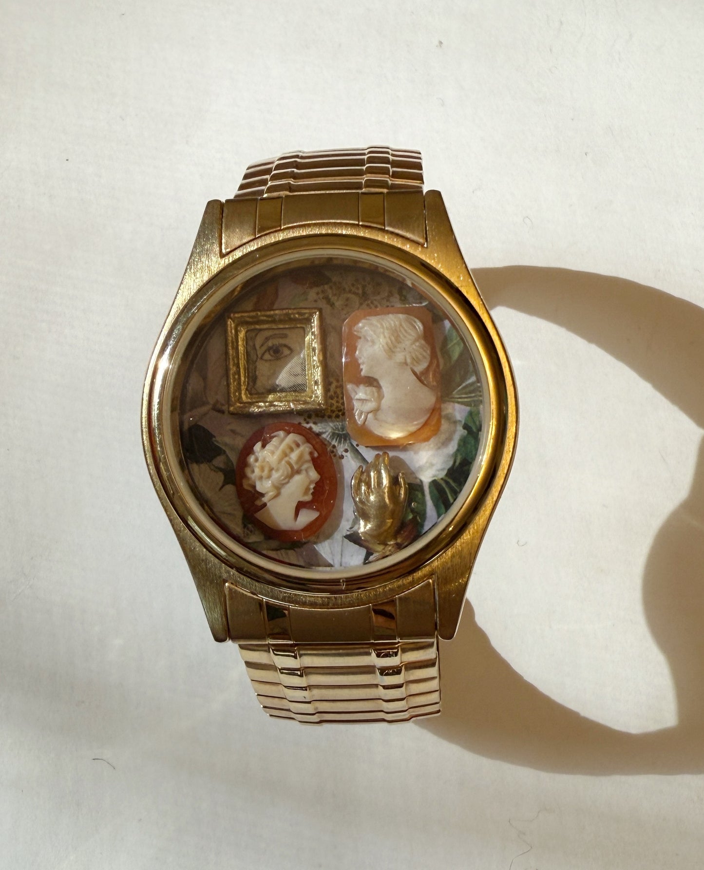 Cameo gallery wall watch