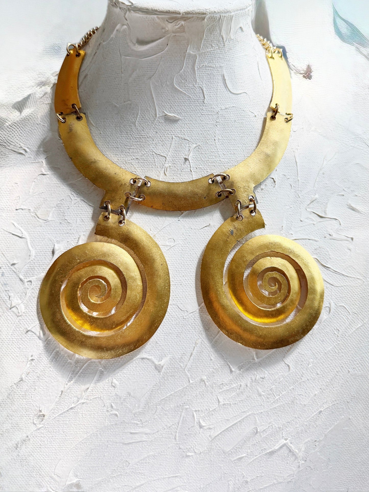Abstract swirl choker