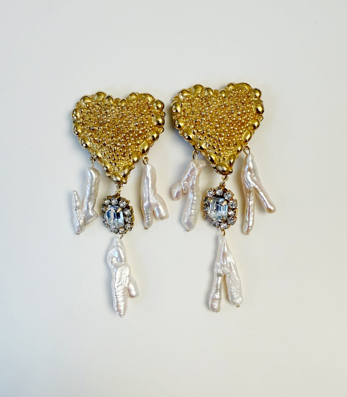 Glimmering point pearl earrings