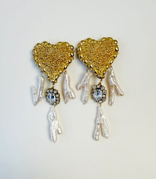 Glimmering point pearl earrings