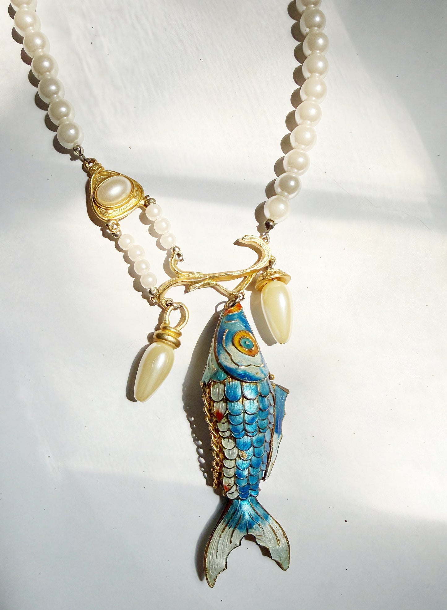 Pearly fish necklace