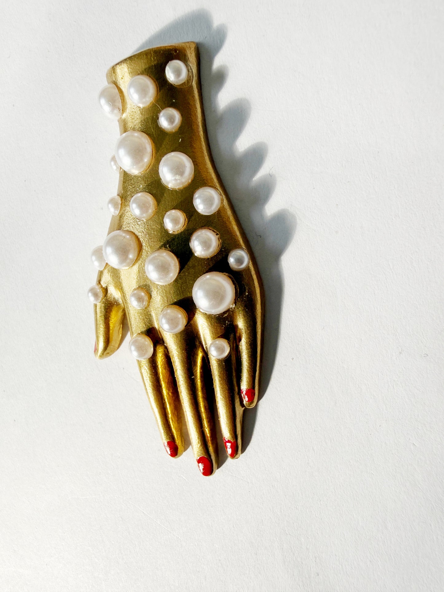 Pearl party hand brooch