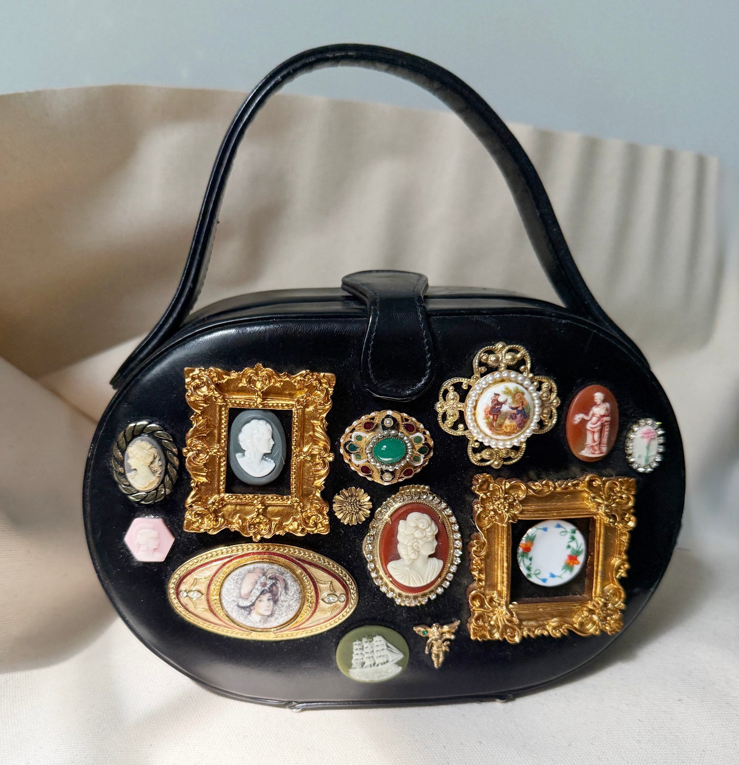 Cameo gallery wall purse