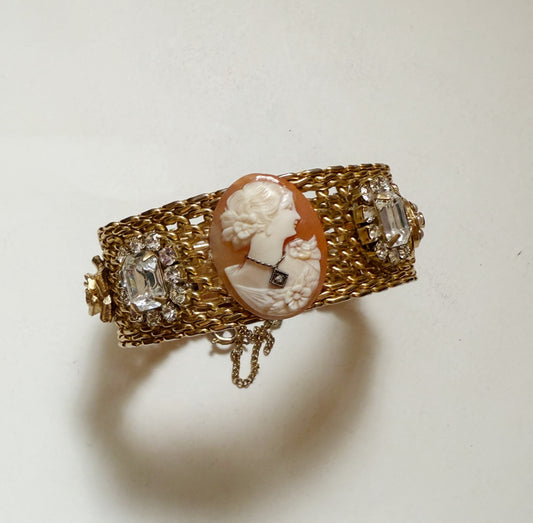 Charming cameo mesh bracelet