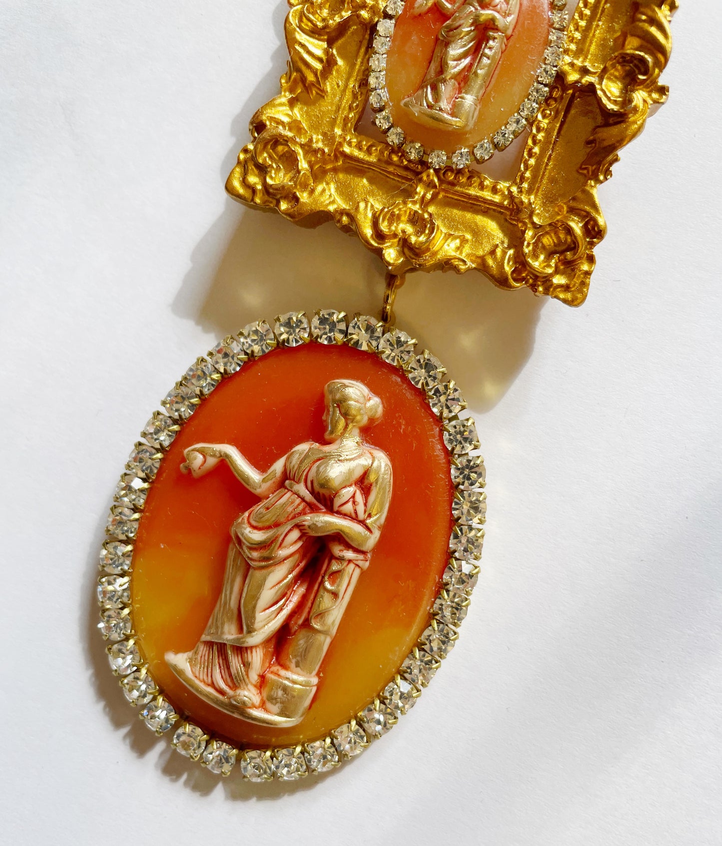 Living painting gallery wall brooch
