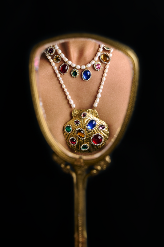 The stolen artifact shell necklace mini