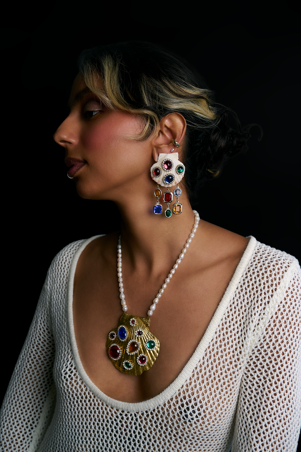 The stolen artifact shell necklace mini