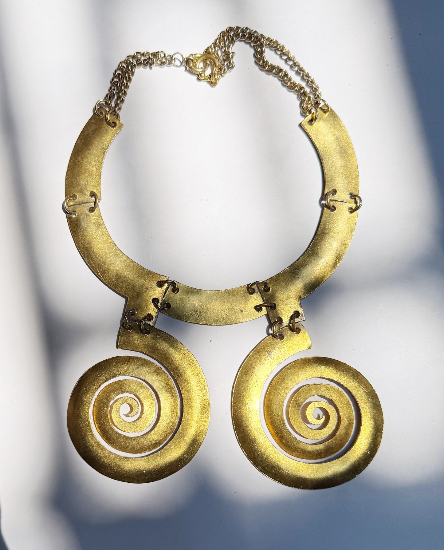 Abstract swirl choker