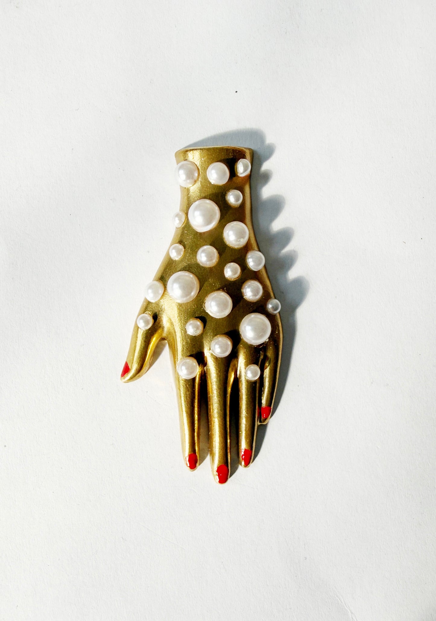 Pearl party hand brooch