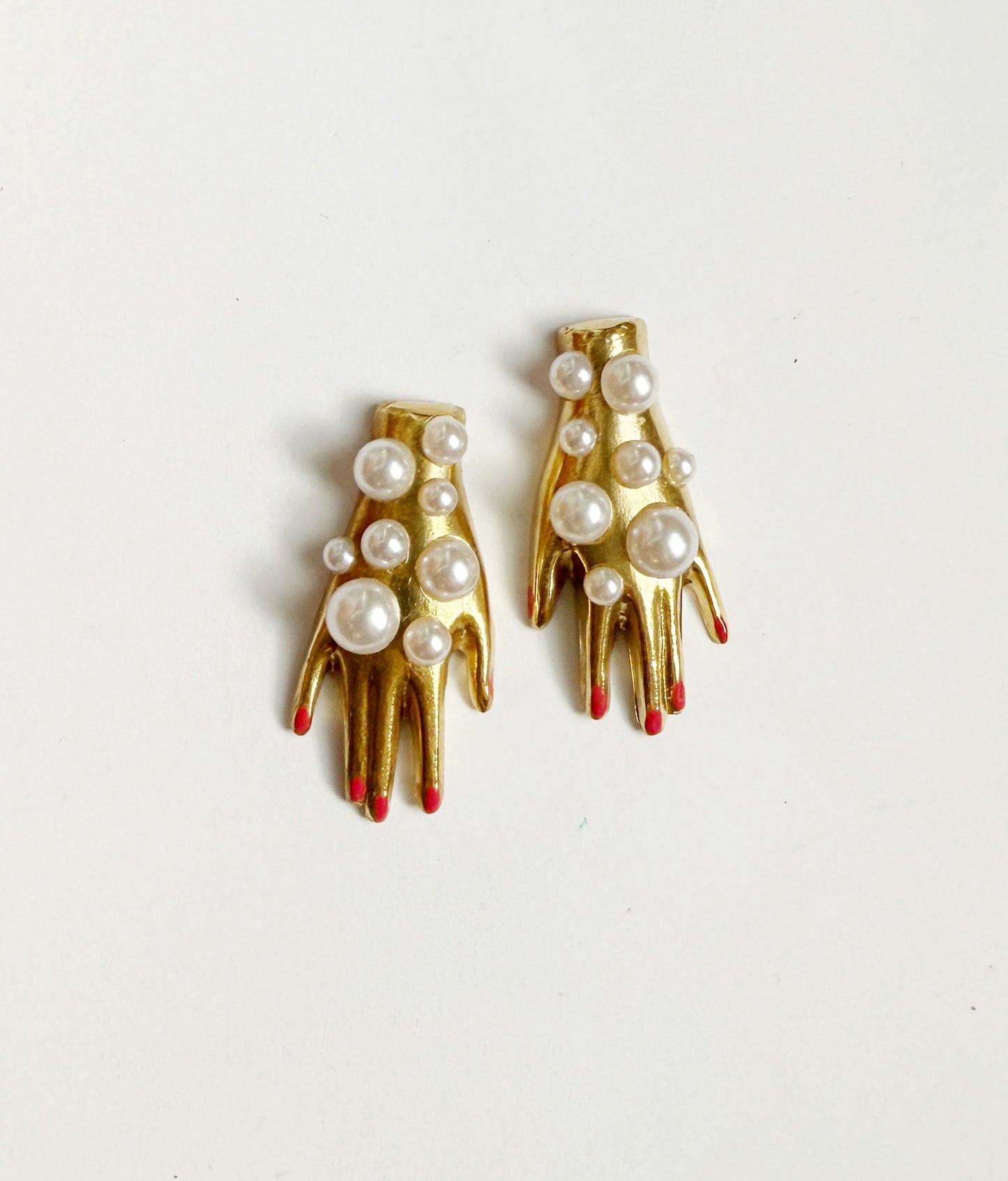 Mini pearly hand earrings