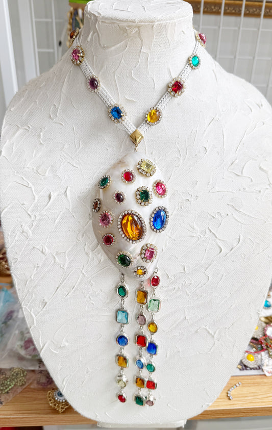 Colossal shell necklace