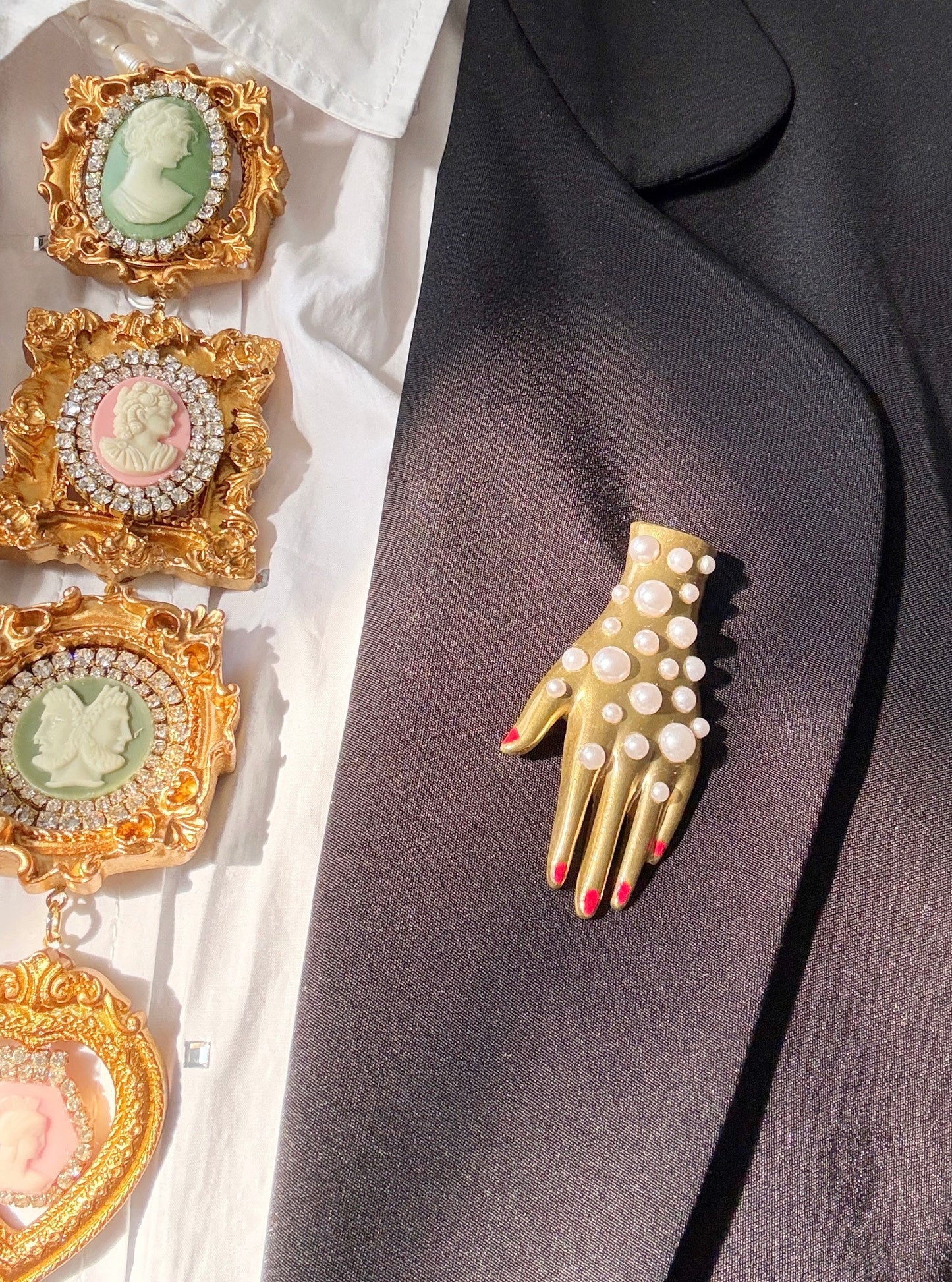 Pearl party hand brooch