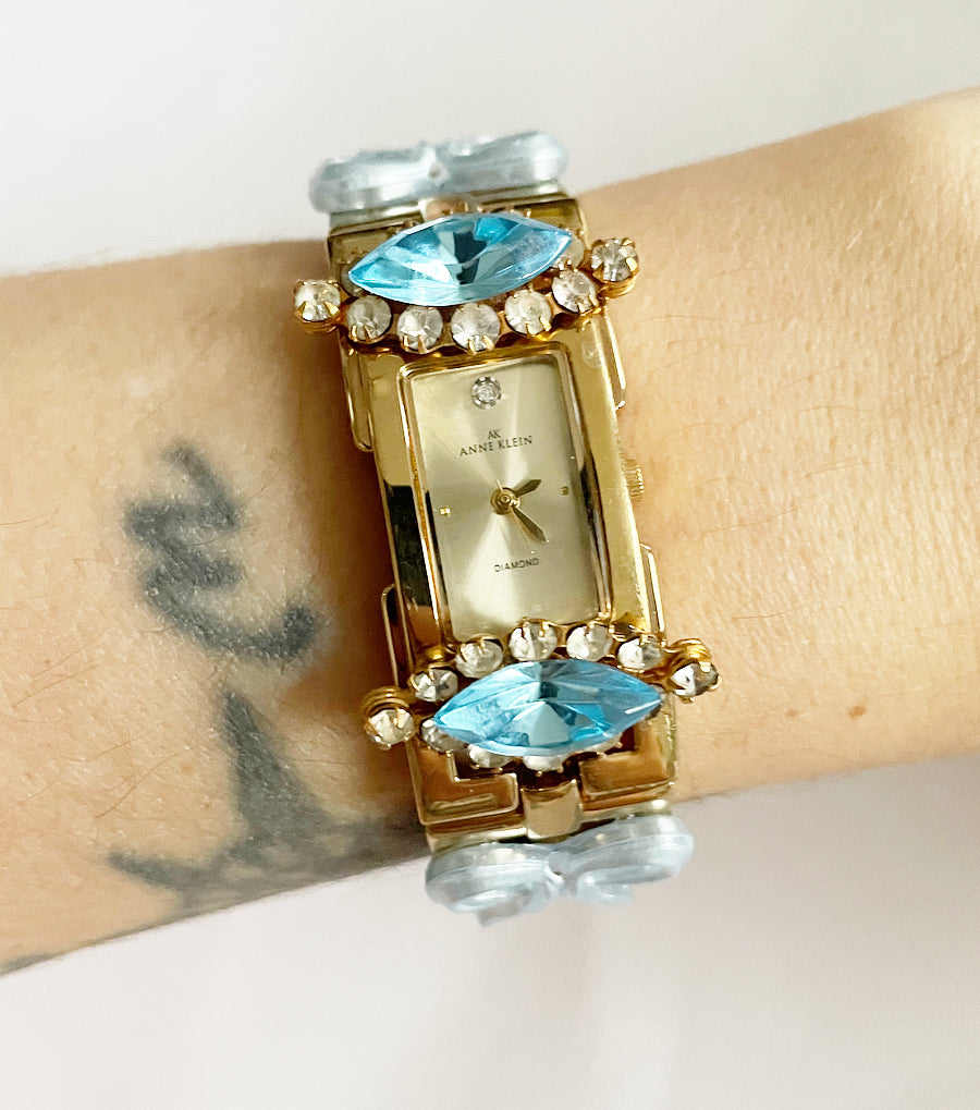 Charming cameo bow watch