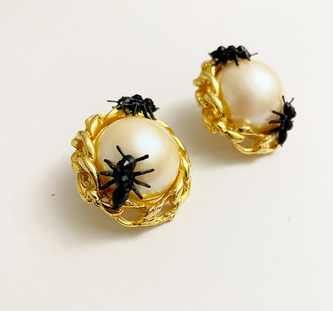Ant party pearly studs