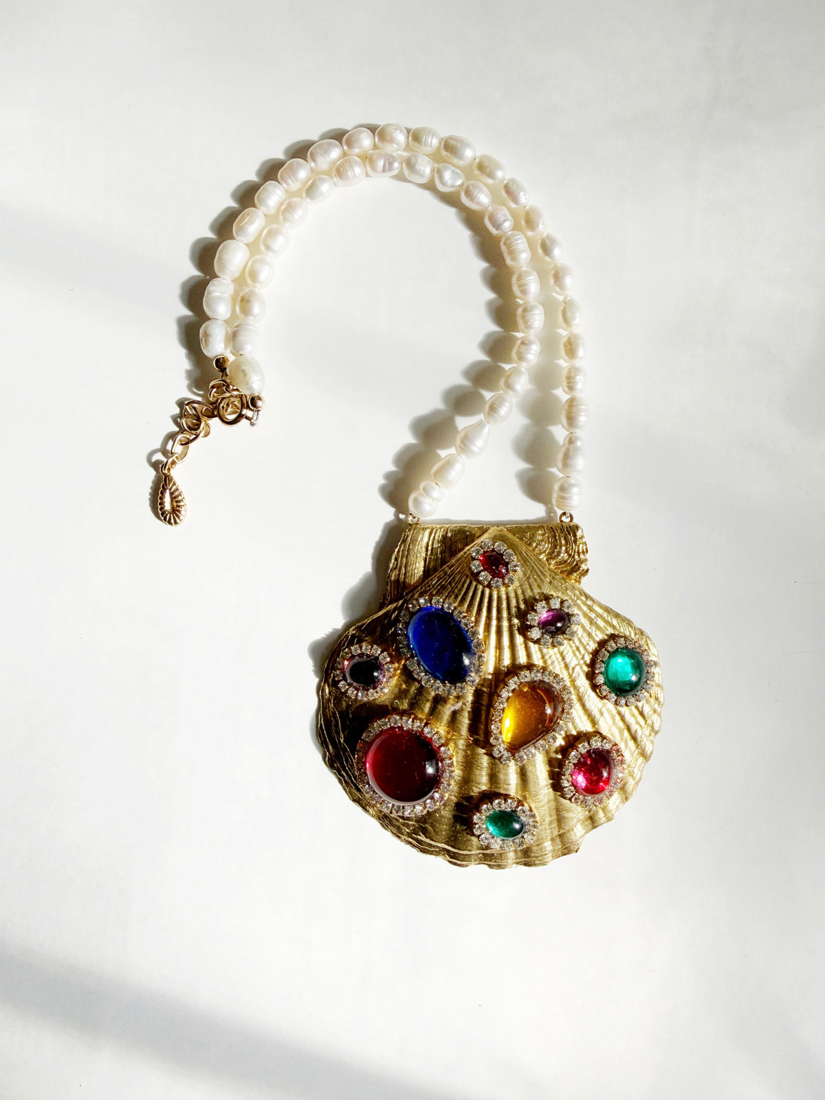 The stolen artifact shell necklace mini