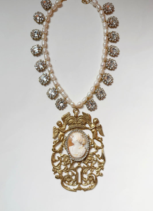 Glimmering cameo necklace