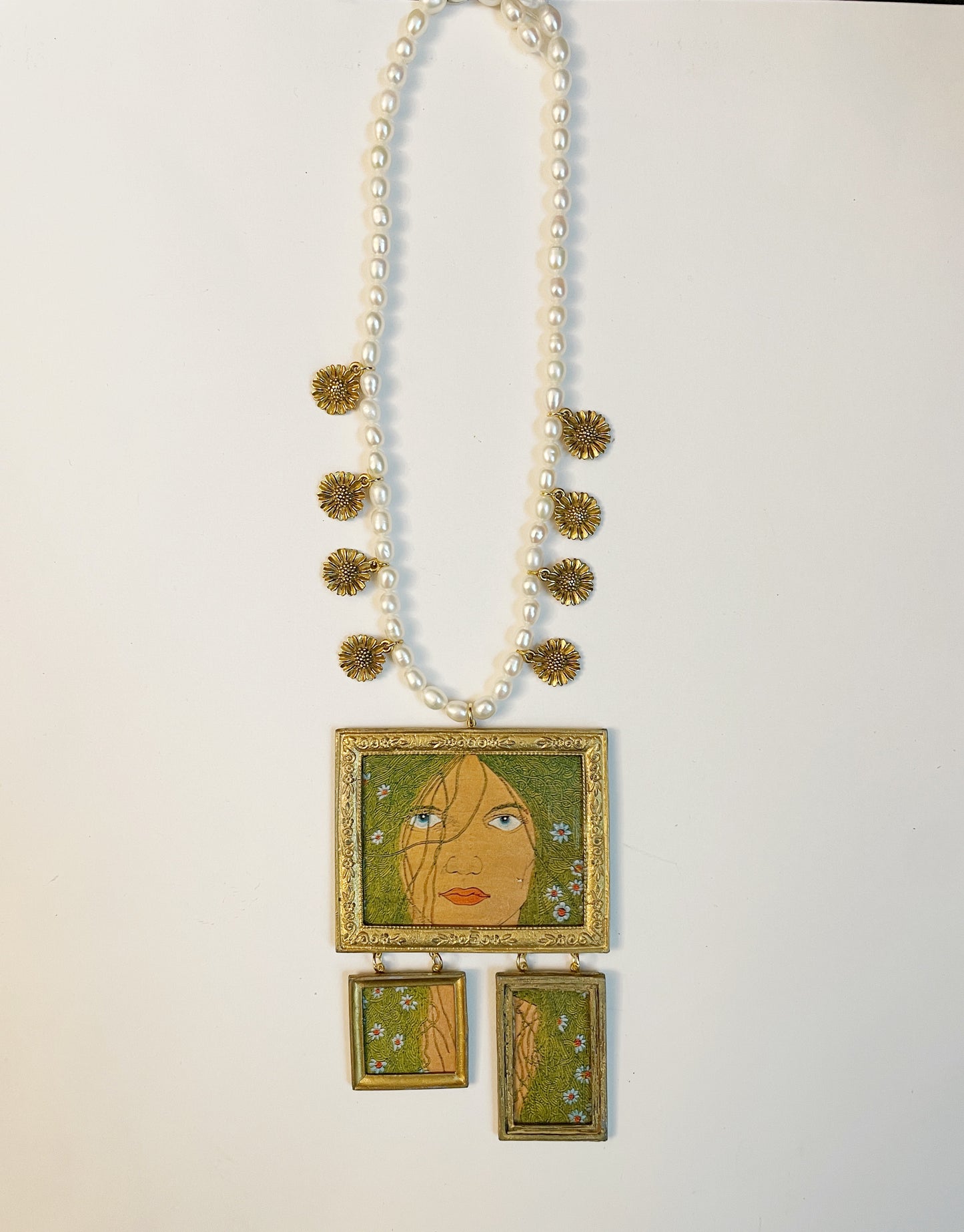 The Gallery Wall living flower power necklace