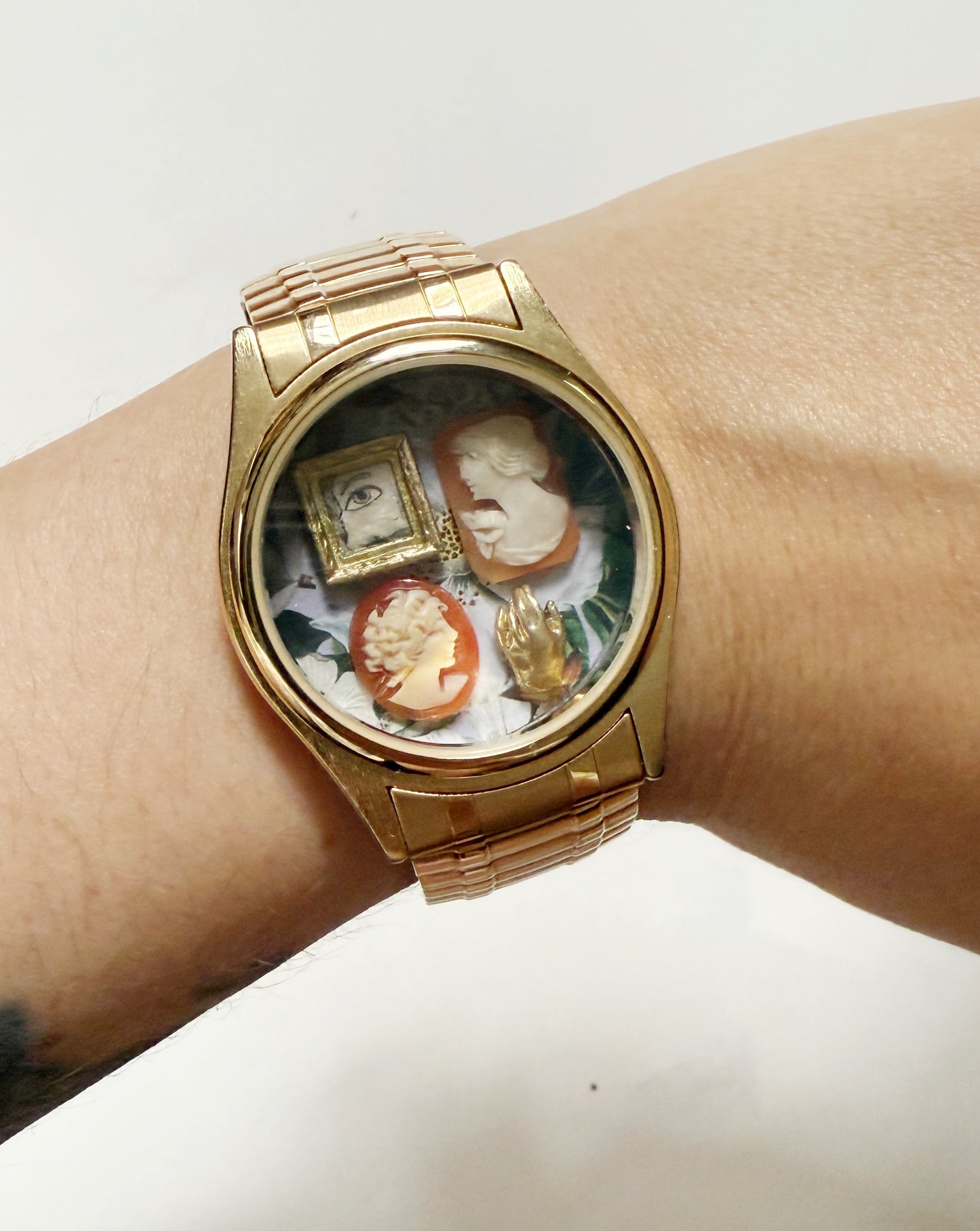 Cameo gallery wall watch