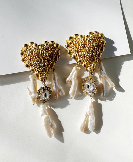 Glimmering point pearl earrings