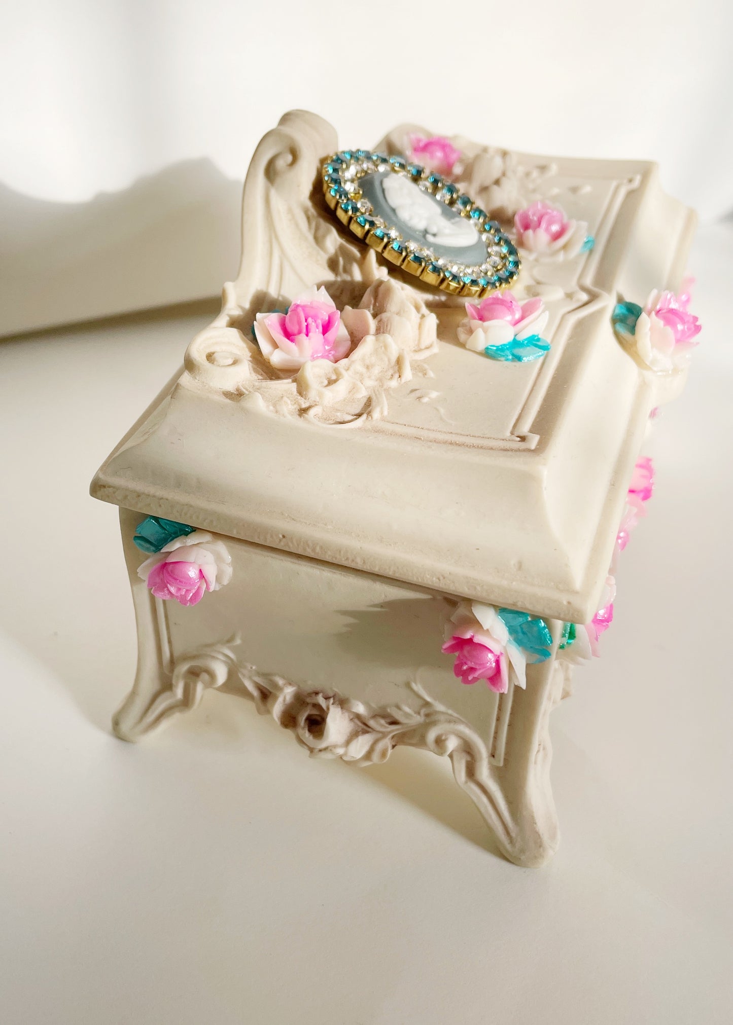 Rose garden jewelry box